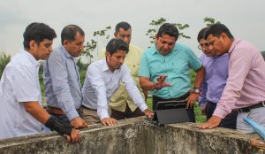 Alcalde junto al personal del BDE. 